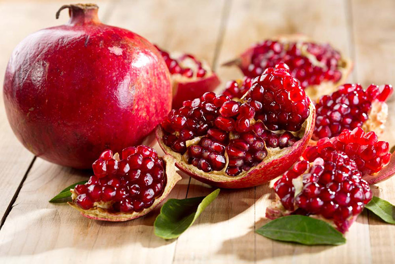 Red pomegranate has the effect of evening out skin tone, preventing signs of aging, and maintaining healthy skin.