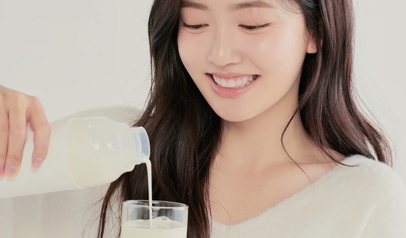 Fresh milk effectively cleanses and brightens the skin.
