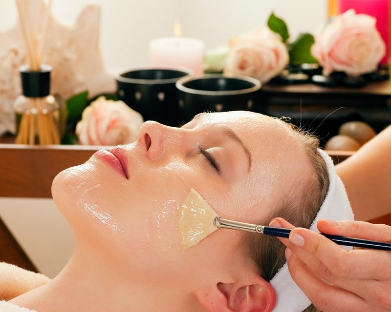 Enhancing beauty with egg whites helps nourish healthy skin.
