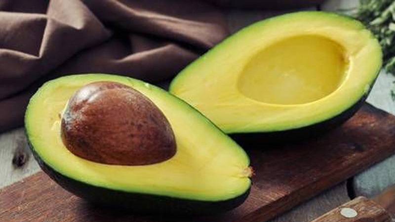 Ripe avocado is suitable for softening and smoothing intimate hair care.