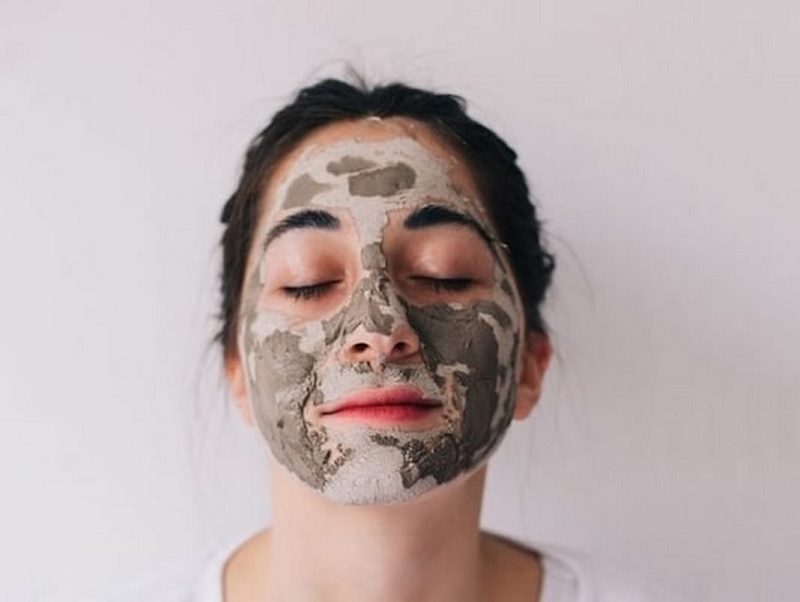 Potato and clay mask is "honest" for oily skin girls