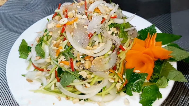 Onion jellyfish salad with an eye-catching appearance and a refreshing taste that stimulates the taste buds.