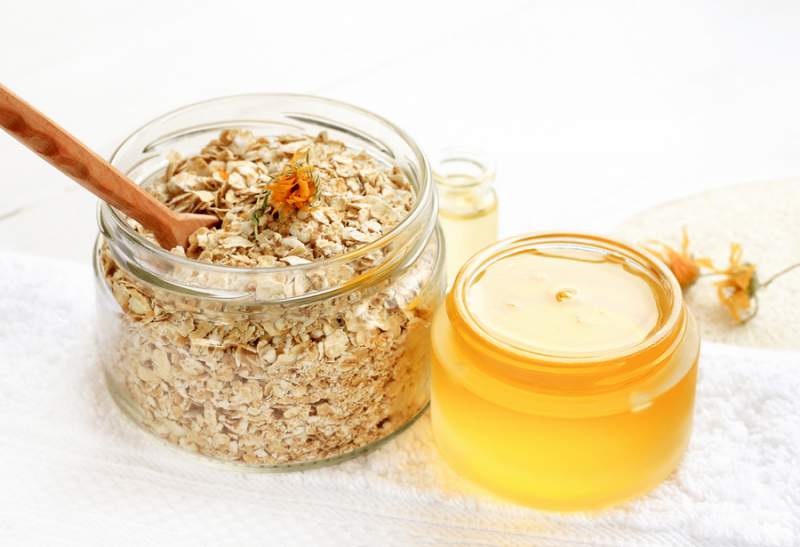 Oatmeal and honey help nourish the lips and easily remove dead skin from the lips.