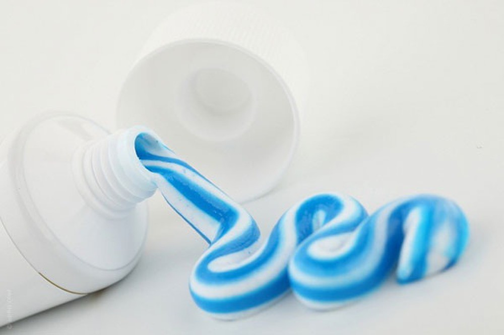 Is it possible to use toothpaste to treat acne?