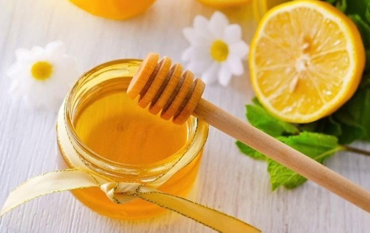 Enhancing Facial Skin with Honey and Lemon