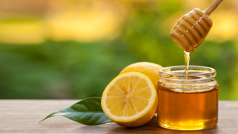 How to tighten pores with honey and lemon.