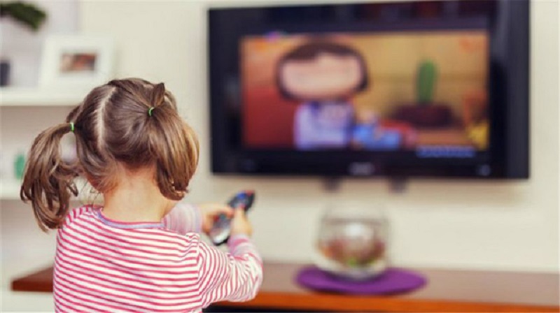 Let your child watch cartoons with bilingual subtitles. (Photo: Internet Collection)
