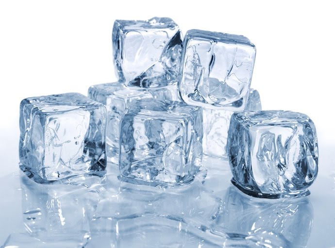 Ice can quickly soothe acne-prone skin. (Photo: Internet)