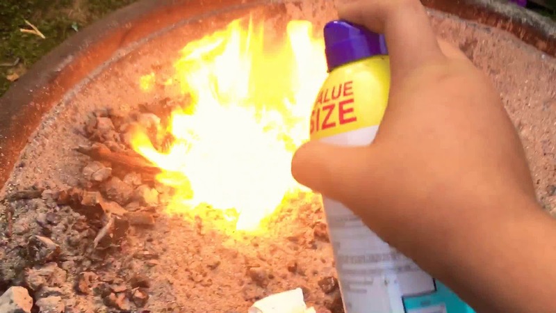 Sunscreen sprays contain alcohol. Therefore, we should avoid using the product near flammable and explosive areas. (Photo: Internet)