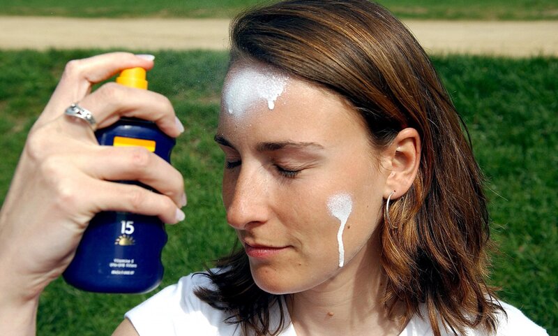 Sunscreen sprays can harm sensitive areas like the eyes. (Photo: Internet)