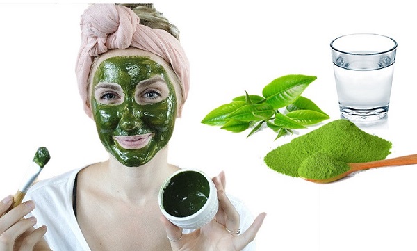 Whitening the skin with pure green tea mask.
